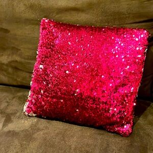 Flipping sequin pillow